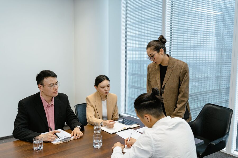 办公室内的管理层会议