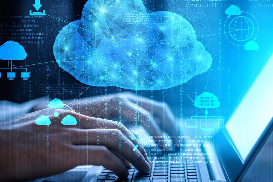专员在计算机上审查Cloud系统