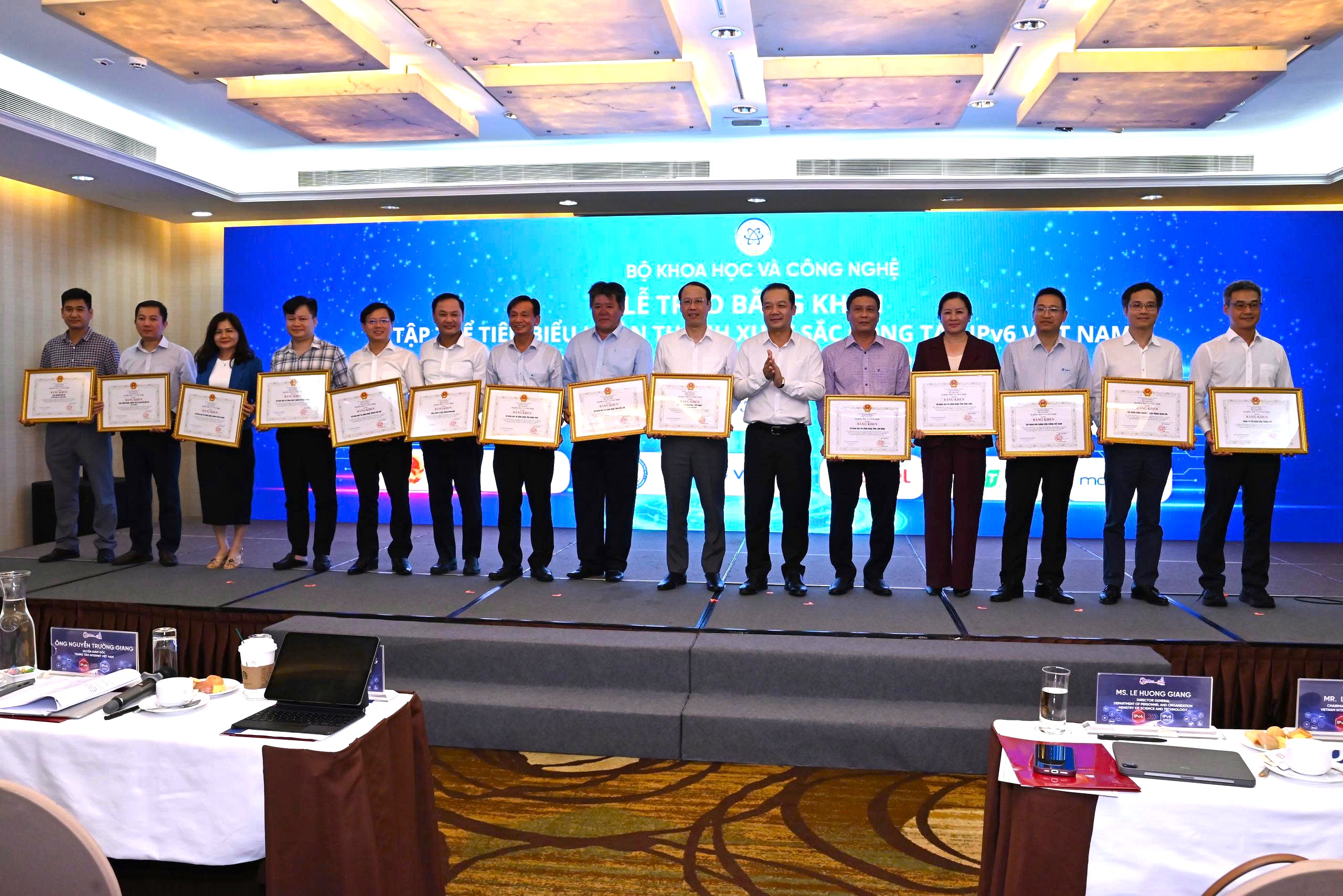 Thứ trưởng Phạm Đức Long trao Bằng khen của Bộ trưởng Bộ Khoa học và Công nghệ cho các tập thể, cá nhân có thành tích xuất sắc trong triển khai IPv6 giai đoạn 2021-2025.