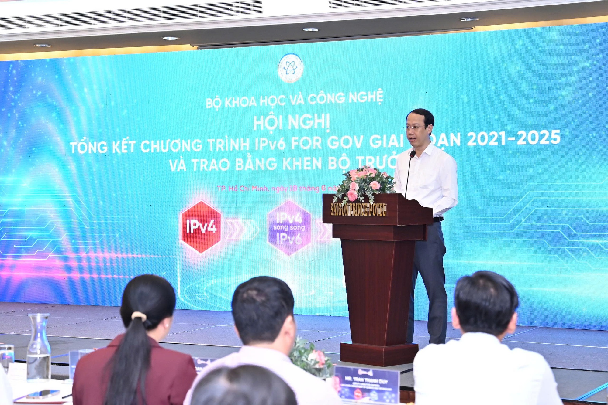 Ông Nguyễn Trường Giang, Quyền giám đốc VNNIC báo cáo tại Hội nghị.